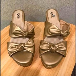 Softwalk Wedged Heel Gold Bow Shoes - Size: 9 NWOT